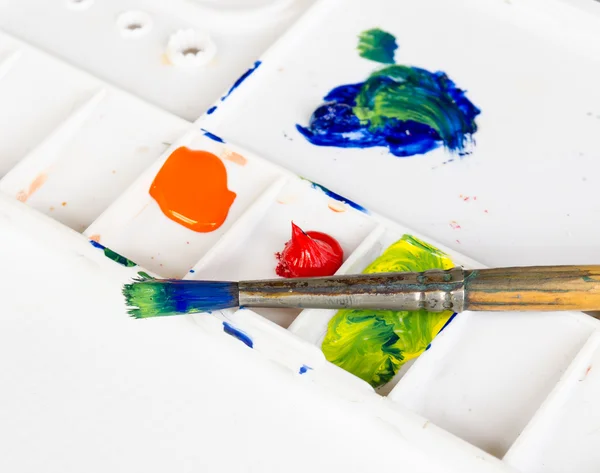 Eski boya fırçası ve beyaz zemin üzerine palet — Stok fotoğraf