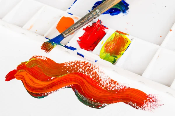 Eski boya fırçası ve sıcak renk paleti — Stok fotoğraf