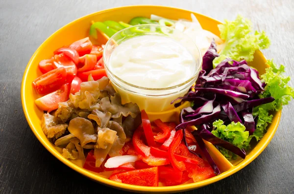 Salade de légumes dans un bol d'orange — Photo