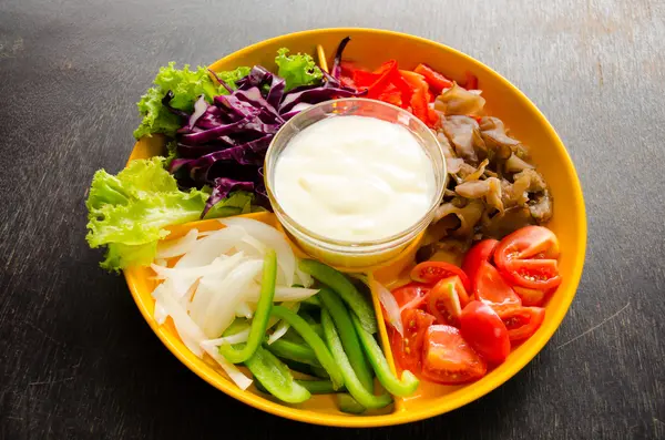 Vegetabilsk salat i orange skål - Stock-foto