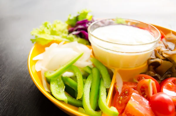 Vegetabilsk salat i orange skål - Stock-foto