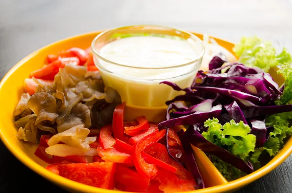Vegetabilsk salat i appelsinskål – stockfoto