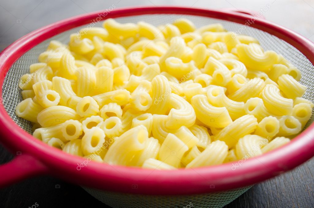 ruwe macaroni in kom klaar voor het koken — stockfoto © amfroey01