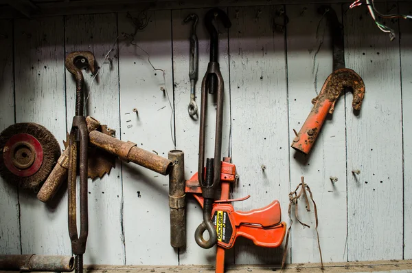 Herramientas mecánicas colgadas en pared de madera —  Fotos de Stock