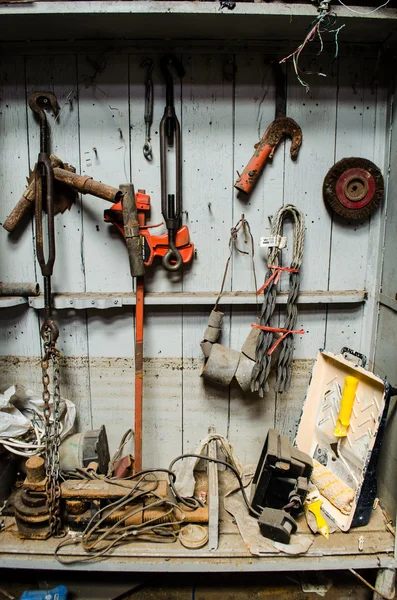 Механические инструменты, висящие на деревянной стене — стоковое фото