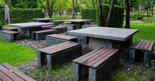 Mesa de madera en el parque público —  Fotos de Stock