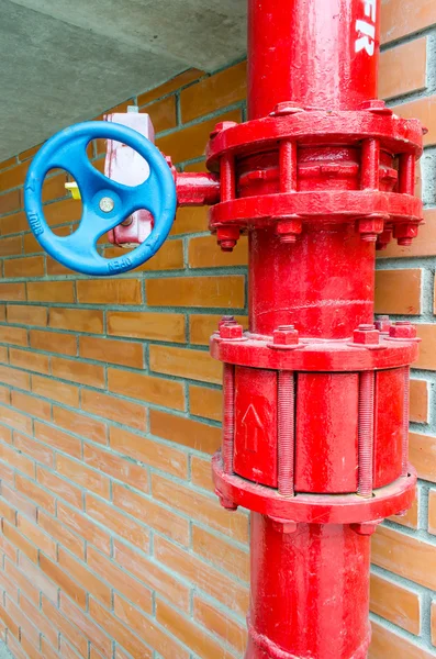 Rode gasleiding met blauwe ventiel — Stockfoto