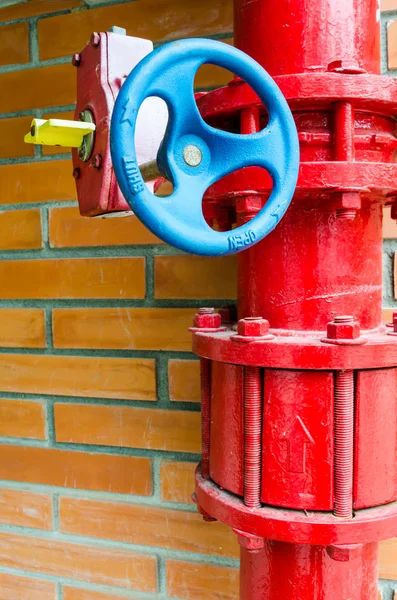 Červená plynové potrubí s modrými ventilem — Stock fotografie