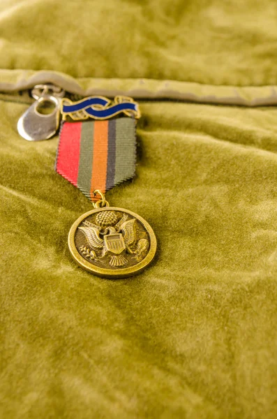 Hawk badge on green velvet — Stock Photo, Image