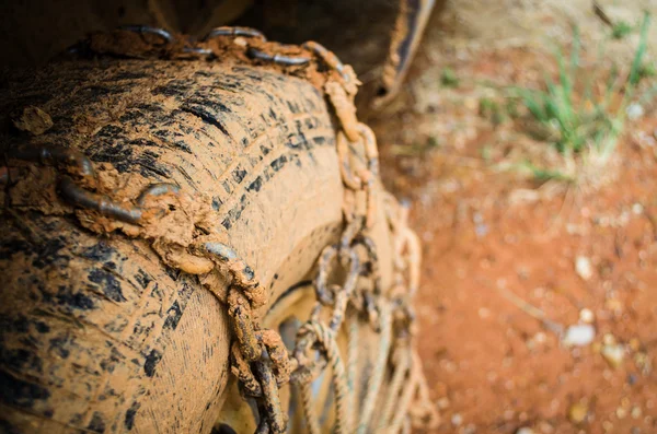 Smutsiga hjul med kedja — Stockfoto