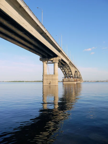 Die Brücke durch die Wolga in Saratow — Stockfoto