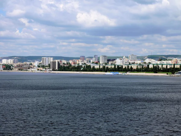 Kilátás nyílik a város saratov keresztül volga július 2012-ben a hídról. — Stock Fotó