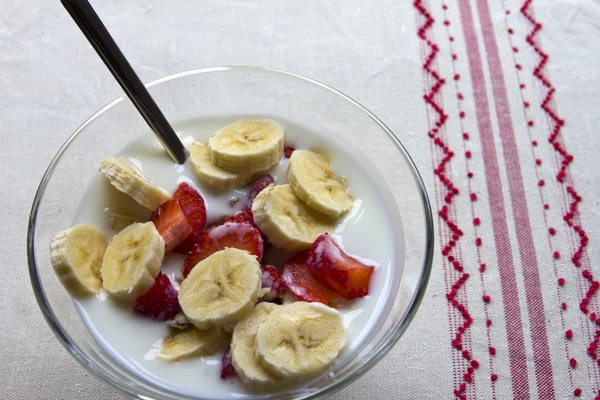 Snídaně jogurt a ovoce — Stock fotografie