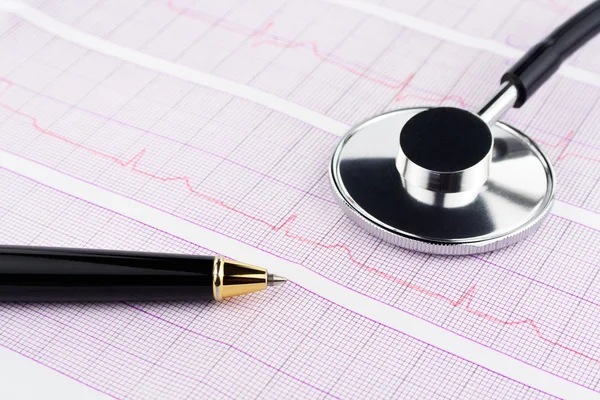 Stetoscopio e penna su elettrocardiogramma — Foto Stock