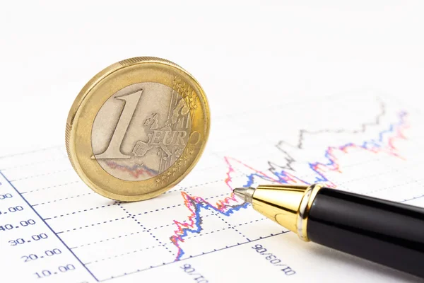 Monety euro z pióra stojący na wykresie — Zdjęcie stockowe