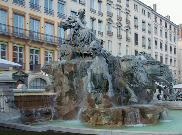 Fuente en la Place des Terreaux, Lyon, Francia — Foto de Stock