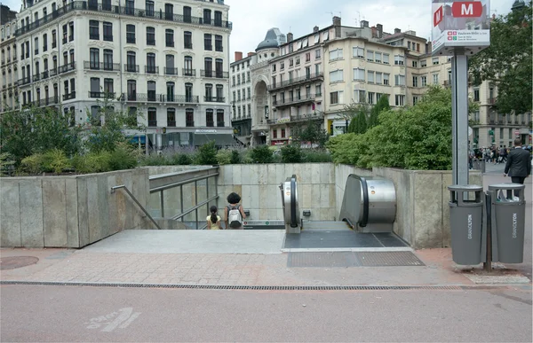 Wyjście ze stacji metra bellecour, lyon, Francja — Zdjęcie stockowe