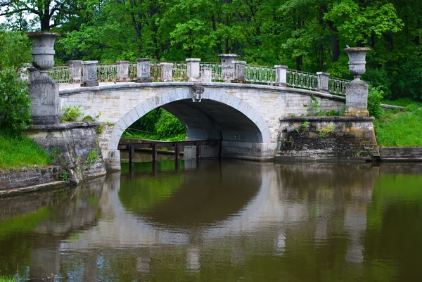 A ponte velha no parque de Pavlovsk — Fotografia de Stock