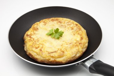 bir tavada pişirilmiş omlet