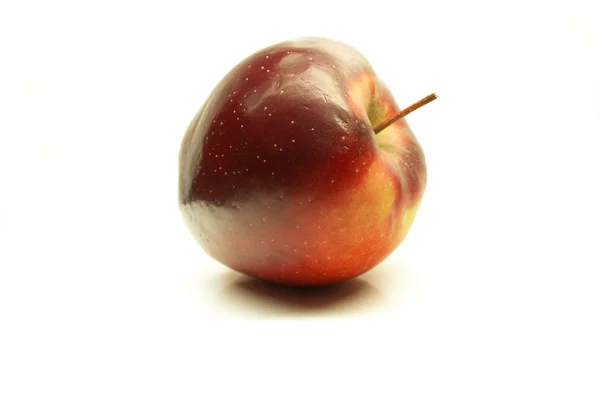 แอปเปิ้ลบนพื้นหลังสีขาว — ภาพถ่ายสต็อก