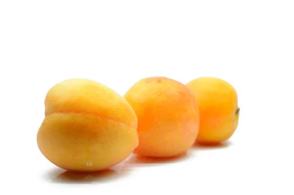 Saftige Aprikosen auf weißem Hintergrund — Stockfoto