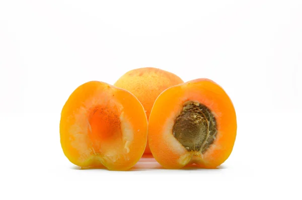 Sappige abrikozen op een witte achtergrond — Stockfoto