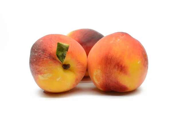 Saftiga persikor på vit bakgrund — Stockfoto