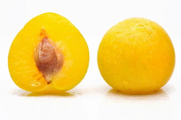 新鲜多汁的黄色李子 — 图库照片