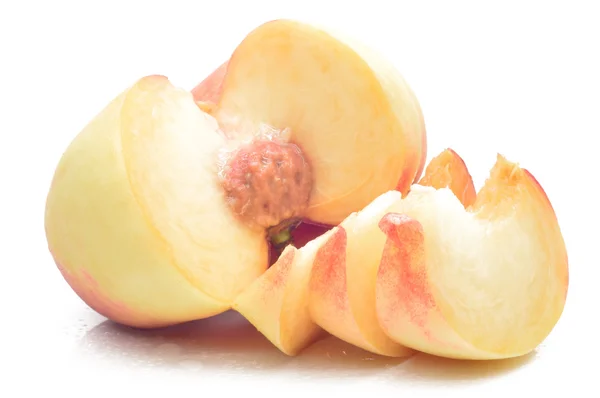 Персик с ломтиками инжира — стоковое фото
