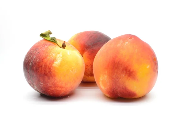 Färsk persika med blad — Stockfoto