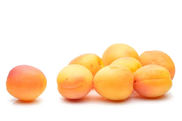 Saftiga aprikoser på vit bakgrund — Stockfoto