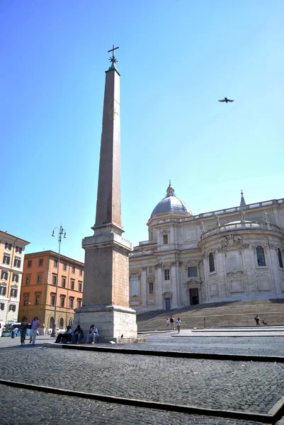 Obelisk mellett található a Santa Maria Maggiore-bazilika — Stock Fotó
