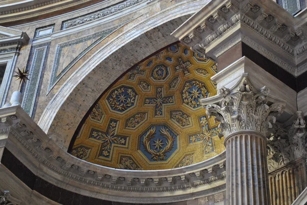 Binnen het pantheon in rome — Stockfoto