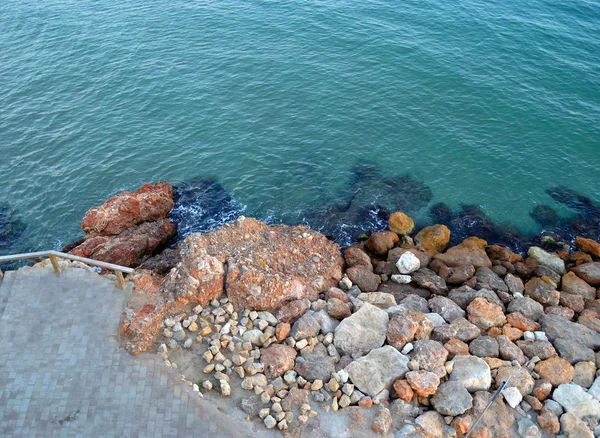 Rotsen in de zee — Stockfoto