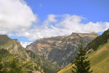 Yaz aylarında Pyrenees güzel görünüm