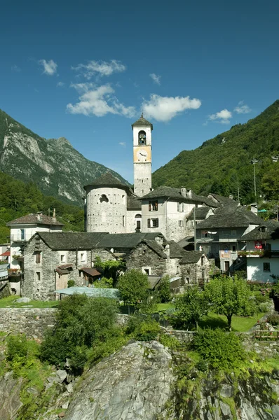 Kyrkan i alpint landskap (verzasca dalen, Schweiz) — Stockfoto