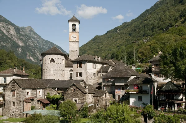 A bela aldeia de Lavertezzo no vale de Verzasca, na Suíça — Fotografia de Stock