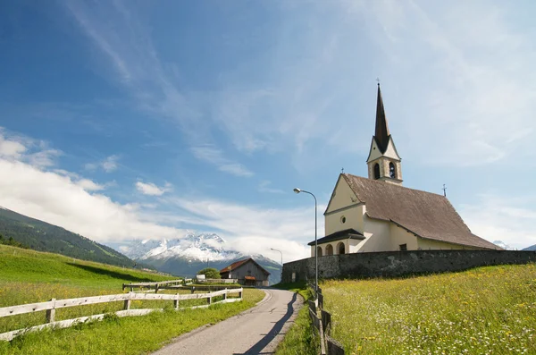Старая церковь в альпийском пейзаже — стоковое фото