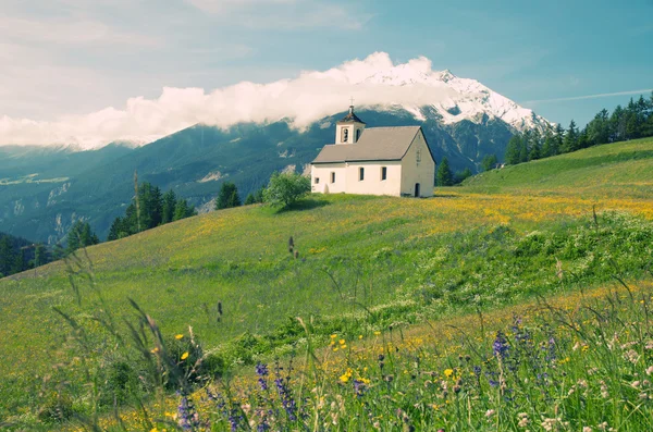 Igreja antiga pitoresca na paisagem alpina — Fotografia de Stock