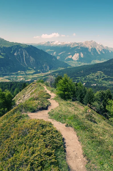 Великолепный альпийский пейзаж — стоковое фото