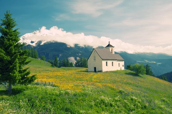 Живописная старая церковь в альпийском ландшафте — стоковое фото