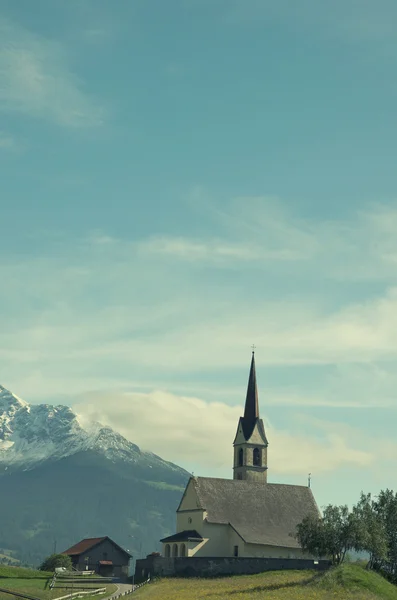 Igreja na paisagem alpina (Salouf, Suíça ) — Fotografia de Stock