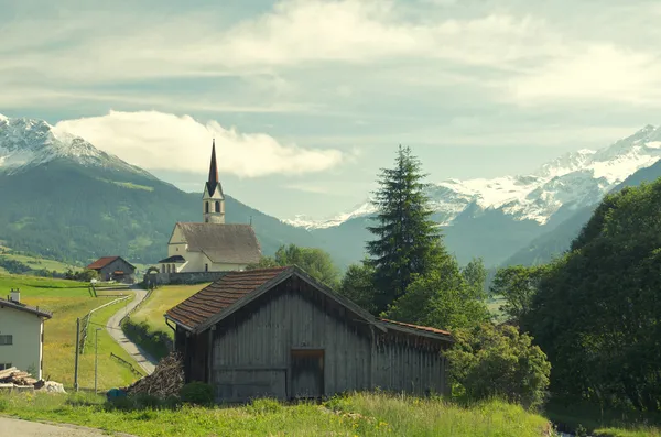 Iglesia en paisaje alpino —  Fotos de Stock