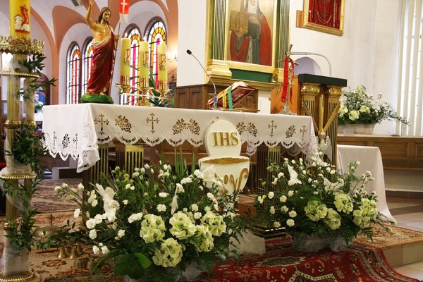 Der Altar bei der Erstkommunion. — Stockfoto