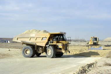 sahne üzerinde inşaat makinaları çalışma