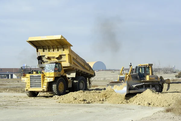 sahne üzerinde inşaat makinaları çalışma