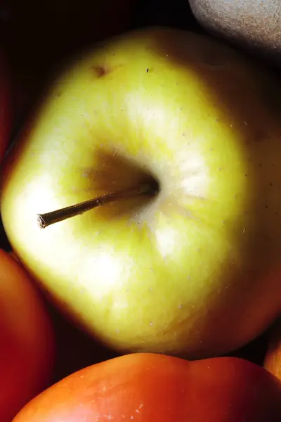 Натюрморт з підсвічуванням текстури фруктів органічне вирощування — стокове фото