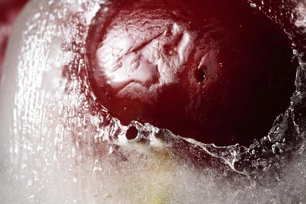 Natura morta di ciliegie e cubetti di ghiaccio — Foto Stock