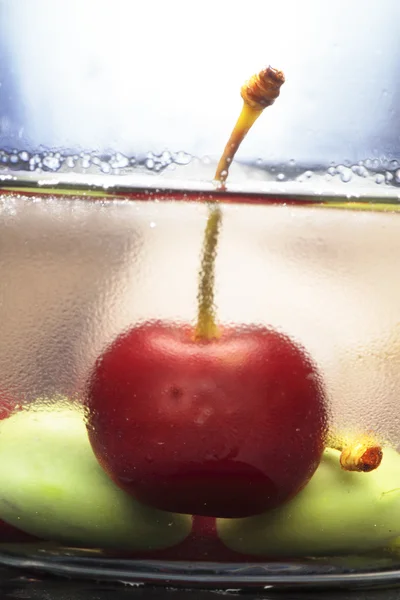 樱桃和冰块的静物 — 图库照片