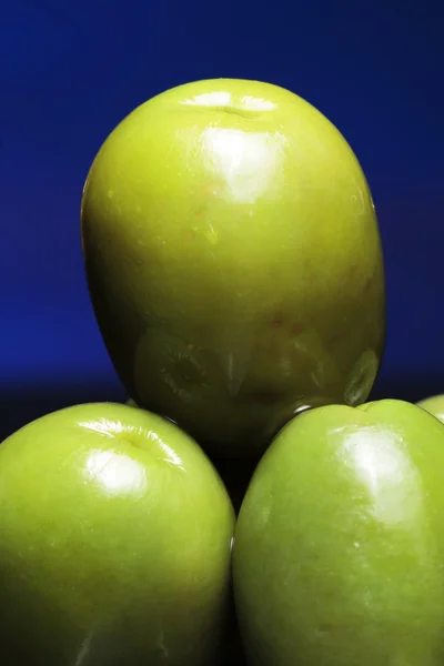 Stillleben von Oliven auf blauem Hintergrund — Stockfoto